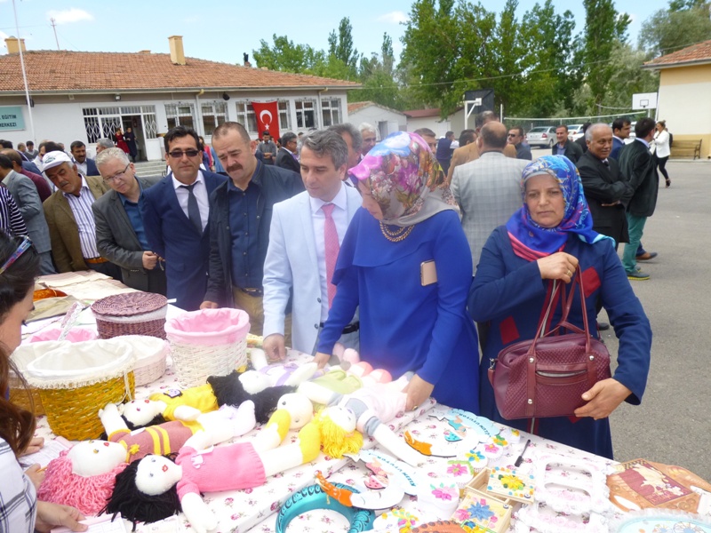 haci bayram ozel egitim ve mesleki egitim merkezi okulunda geleneksel yilsonu sergisi acildi