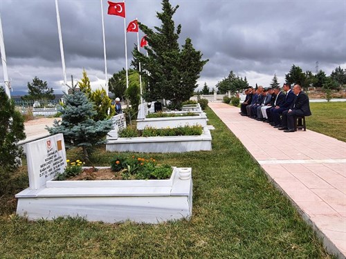 Kaymakam Abdullah ŞEN 15 Temmuz "Demokrasi ve Milli Birlik Günü" Etkinlikleri Kapsamında Şehitlik Ziyareti Programına Katıldı.